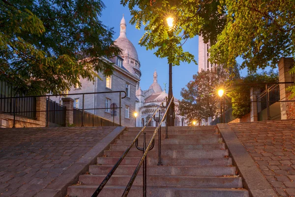 Paris. Sacre Coeur tidigt på morgonen. — Stockfoto