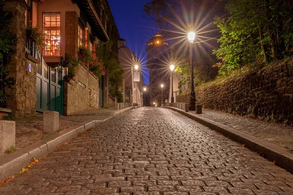 Parigi. Vecchia strada sulla collina di Montmartre . — Foto Stock