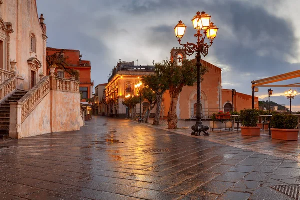 Taormina. Sicilië. Piazza Ix April. — Stockfoto