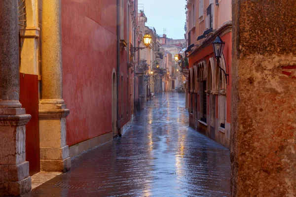 Det är Taormina. Sicilien. Street Corso Umberto. — Stockfoto