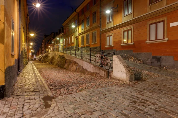 Stockholm. Stará ulice v noci. — Stock fotografie