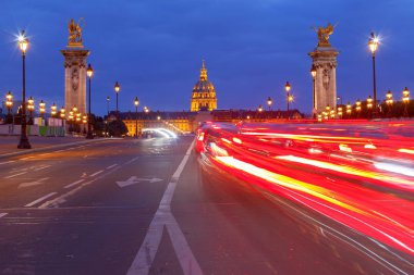 Paris. Köprü Pont Alexandre III günbatımı üzerinde.
