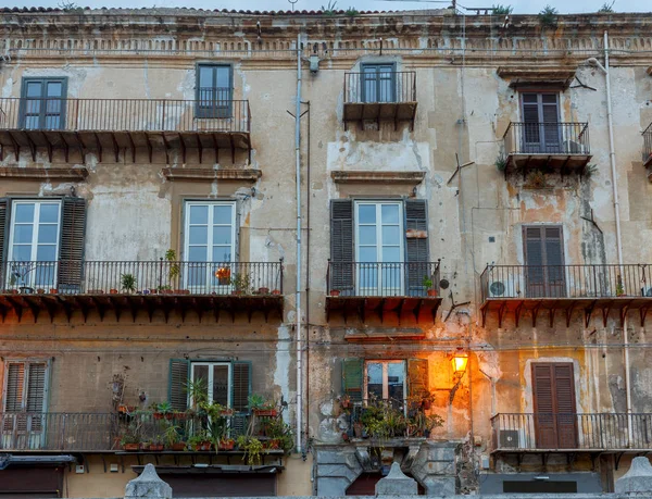 Palermo. De gevel van het oude huis. — Stockfoto