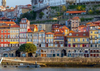 Porto. Douro nehrinin sahildeki çok renkli evleri.