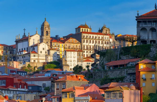 Oporto. Casas multicolores en el paseo marítimo del río Duero . — Foto de Stock