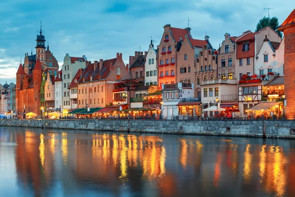 Gdansk. Terraplén central por la noche . — Foto de Stock