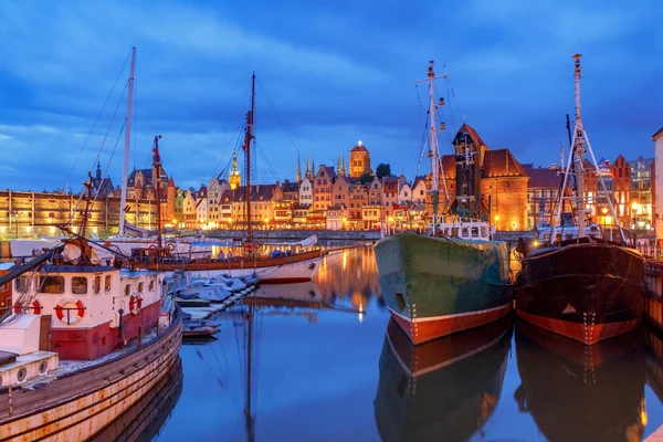 Gdansk. Terraplén central por la noche . — Foto de Stock