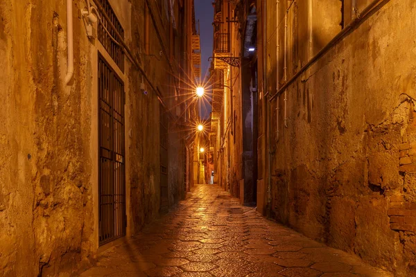 Palermo. Stará středověká ulice v noci osvětlení. — Stock fotografie