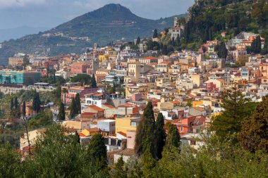 Taormina. Şehrin havadan görünümü.