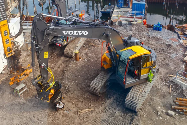 Stockholm. Volvo excavator on the waterfront. — Stock Photo, Image