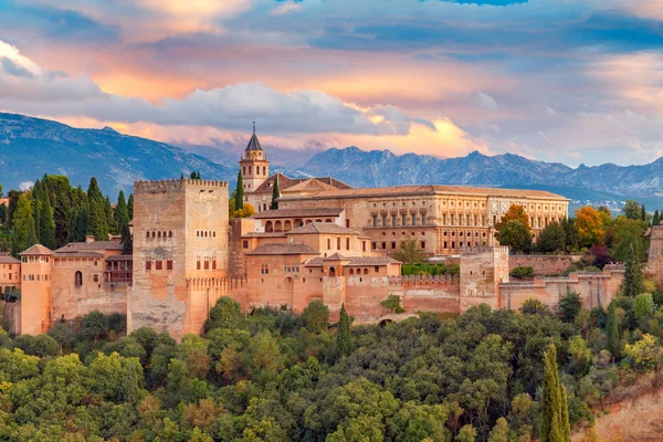 Granada. Kale ve Sarayı karmaşık Alhambra.