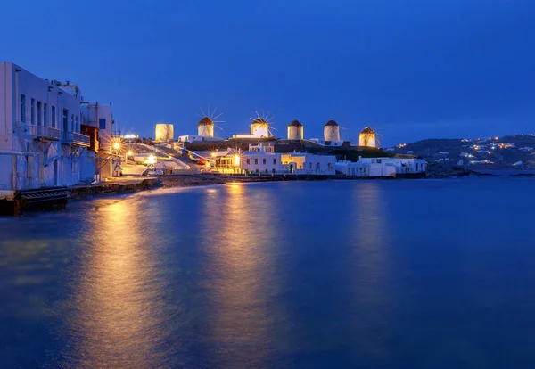 Mykonos. Staré větrné mlýny při západu slunce. — Stock fotografie