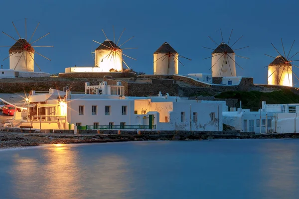 Mykonos. Vieux moulins à vent au coucher du soleil . — Photo