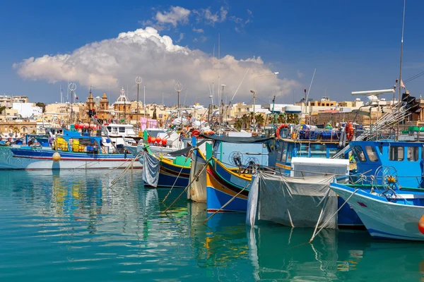 Malta. Marsaxlokk. Barcos pesqueros tradicionales . —  Fotos de Stock