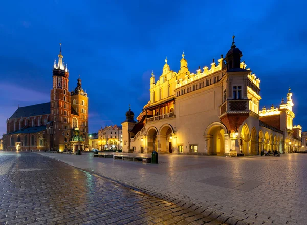 Krakow. Şafakvakti St. Mary Kilisesi ve pazar meydanı.