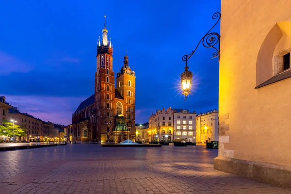 Cracovia. Iglesia de Santa María y plaza del mercado al amanecer . — Foto de Stock