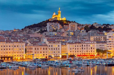 Marsilya. Gün batımında Notre Dame de la Garde Katedrali.