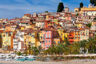 Menton. Körfez kıyısında ortaçağ evlerinantik çok renkli cepheler.