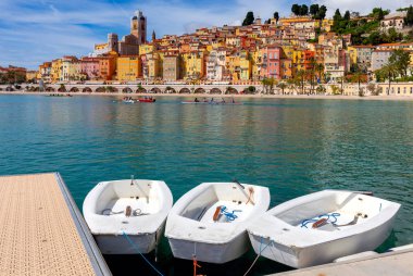 Menton. Körfez kıyısında ortaçağ evlerinantik çok renkli cepheler.