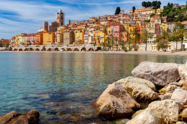 Menton. Körfez kıyısında ortaçağ evlerinantik çok renkli cepheler.