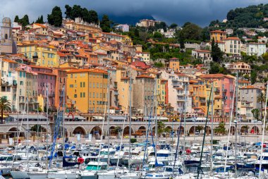 Menton. Körfez kıyısında ortaçağ evlerinantik çok renkli cepheler.