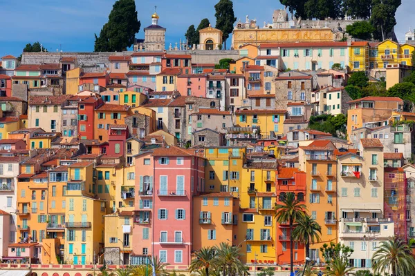 Menton. Antique multi-colored facades of medieval houses on the shore of the bay. — Stock Photo, Image