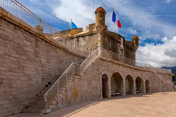 Menton. Forte velho do bastião com uma parede da fortaleza na praia . — Fotografia de Stock