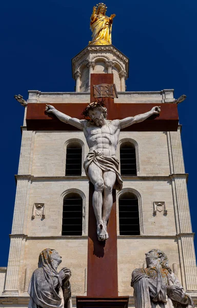 Aviñón. Escultura de un árbol de Cristo crucificado en una cruz de hierro. —  Fotos de Stock