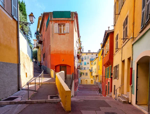 Qué bien. Calles estrechas en el casco antiguo de la ciudad . — Foto de Stock