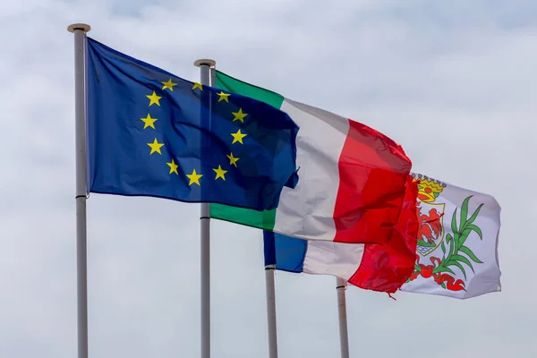Ωραία. Σημαίες της Ευρωπαϊκής Ένωσης και άλλων χωρών στο ανάχωμα της πόλης. — Φωτογραφία Αρχείου