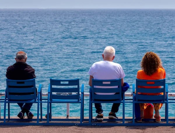 Güneşli bir günde şehir gezinti yolunda tatil eden turistler. Güzel. Fransa.