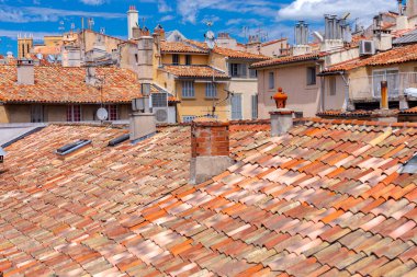 Aix-en-Provence. Eski şehrin kiremitli çatılarının manzarası.