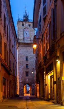 Aix-en-Provence. Şehrin tarihi merkezinde eski dar sokak.