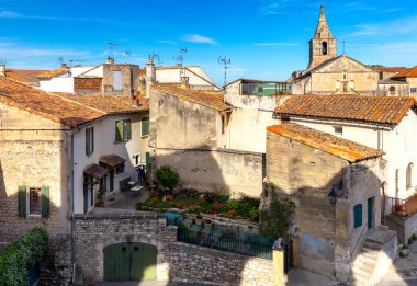 Arles. Güneşli bir günde şehrin manzara hava görünümü.