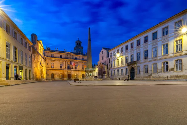 O Arles. Praça da República e Câmara Municipal ao pôr-do-sol . — Fotografia de Stock