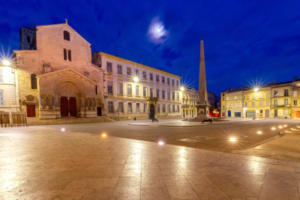 Arles. Plein van de Republiek en het stadhuis bij zonsondergang. — Stockfoto