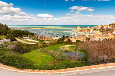 İtalya. Sicilya. Castellammare del Golfo manzarası.