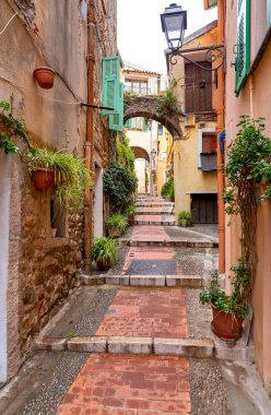 Menton. Şehrin tarihi bölümünde eski dar sokak.
