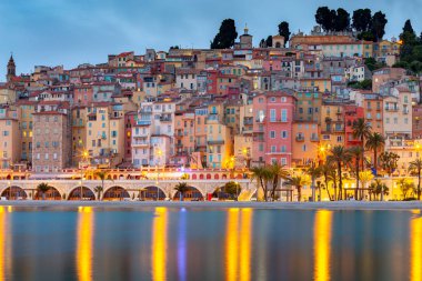 Menton. Körfez kıyısında ortaçağ evlerinantik çok renkli cepheler.