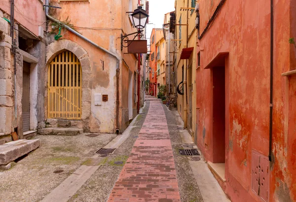 Menton. Old narrow street in the historic part of the city. — Stock Photo, Image