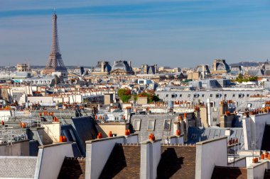 Paris. Sabahın erken saatlerinde şehrin doğal havadan görünümü.