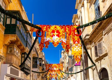 Malta. Valletta'nın eski dar sokaklarında tatil standartları ve bayrakları.