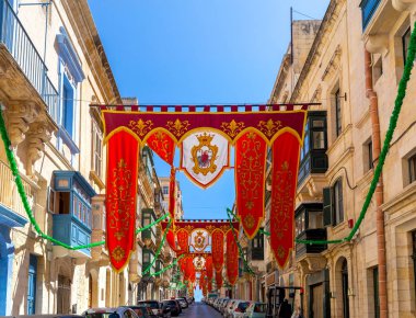Malta. Valletta'nın eski dar sokaklarında tatil standartları ve bayrakları.
