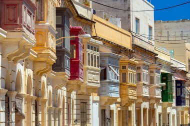 Malta. Eski evlerin cephelerinde çok renkli geleneksel balkonlar.