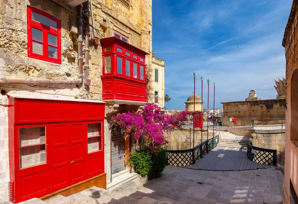 Malta. Multi-colored traditional balconies on the facades of old houses. — Stock Photo, Image