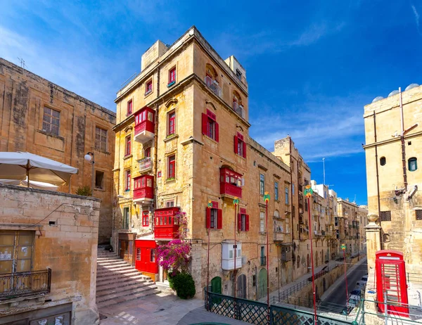 Malta. Multi-colored traditional balconies on the facades of old houses. — Stock Photo, Image