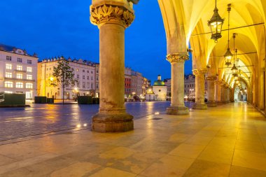 Krakow. Gün doğuşunda gece ışıkları Pazar Meydanı.