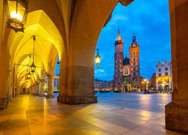 Krakow. Gün doğuşunda gece ışıkları Pazar Meydanı.