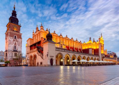 Krakow. Gün doğuşunda gece ışıkları Pazar Meydanı.