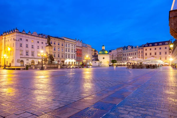 Cracovia. Plaza del mercado en las luces nocturnas al amanecer . —  Fotos de Stock